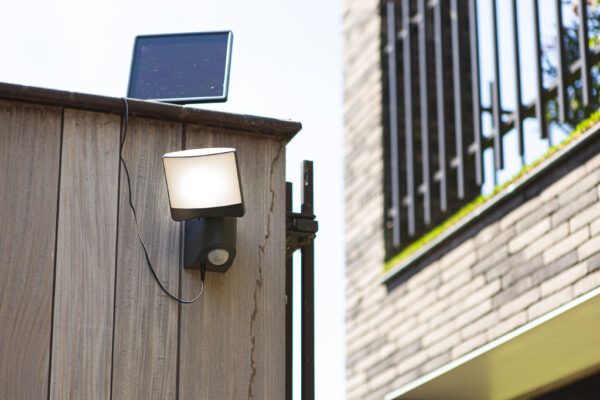 Solar LED Wall Light With PIR - 500 Lumen - Image 2