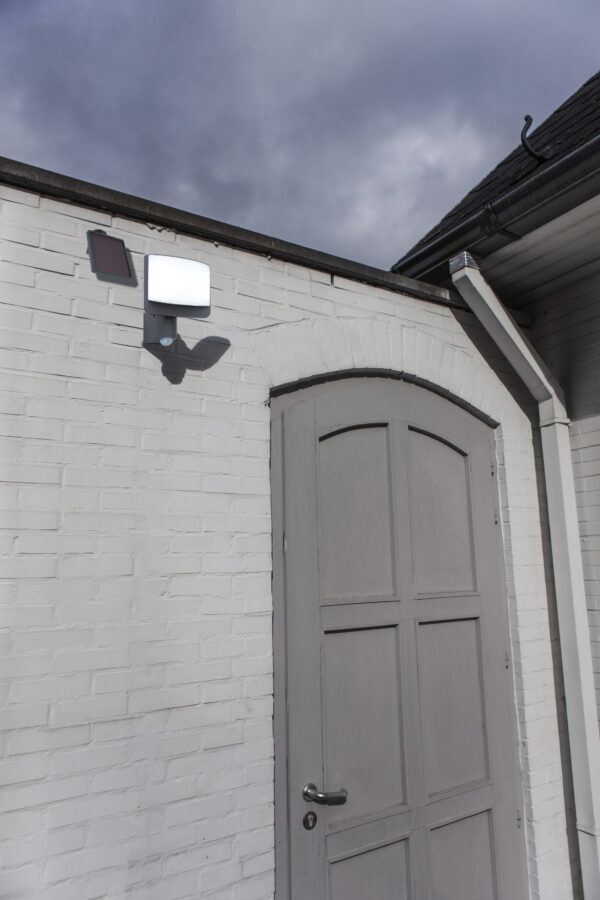 Solar LED Wall Light With PIR - 800 Lumen - Image 2